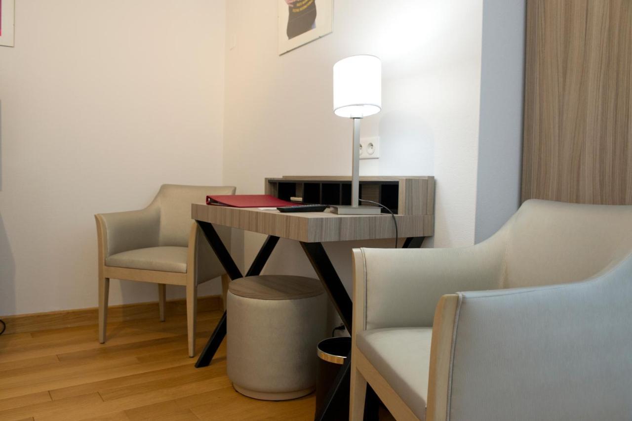Hotel Restaurant Des Remparts Шомон Экстерьер фото