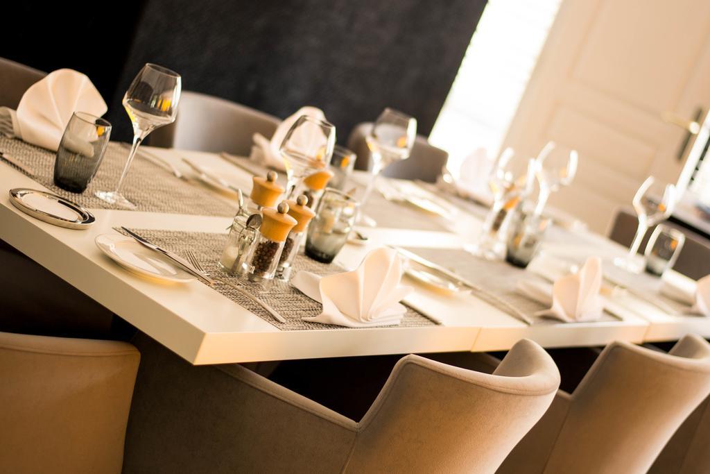 Hotel Restaurant Des Remparts Шомон Экстерьер фото